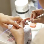 Γυναίκα που φτιάχνει τα νύχια της