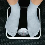 Άνθρωπος που στέκεται πάνω σε ζυγαριά