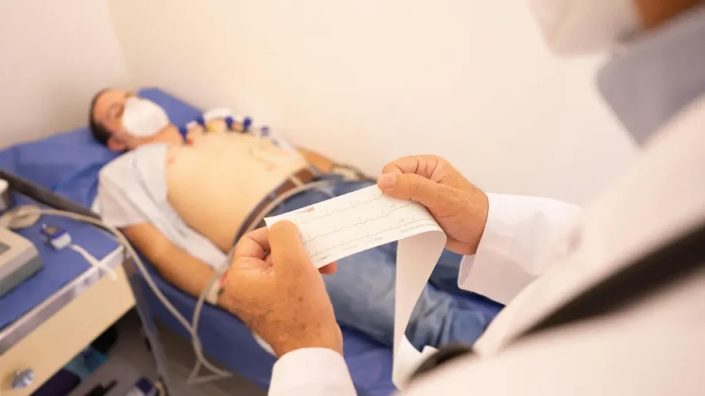 Γιατρός που κάνει καρδιογράφημα σε ασθενή