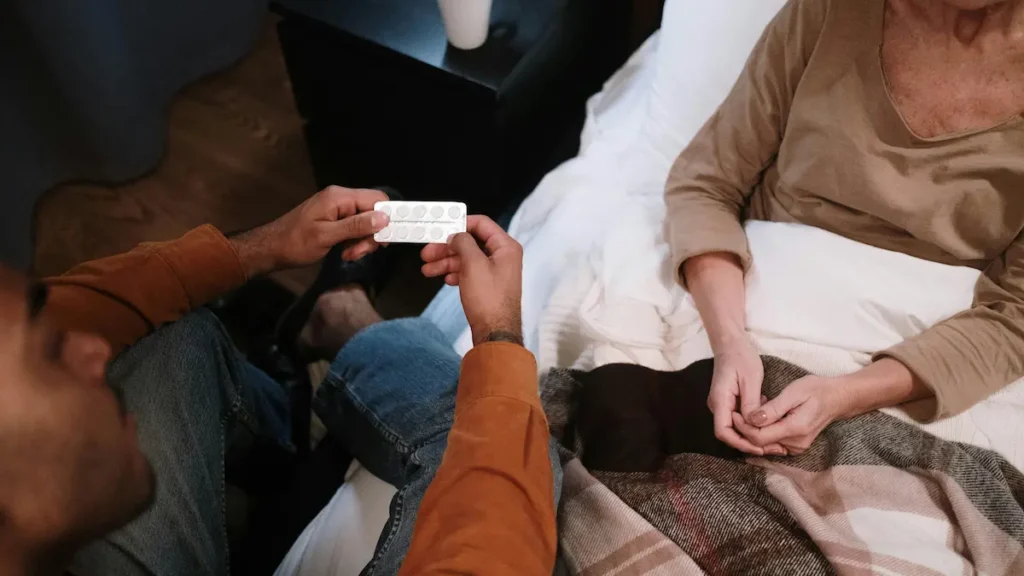 Δίνοντας ένα χάπι σε μια ηλικιωμένη