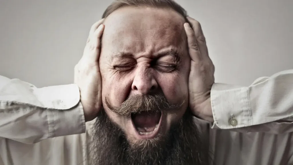 Άνδρας που κλείνει τα αυτιά του