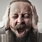 Άνδρας που κλείνει τα αυτιά του