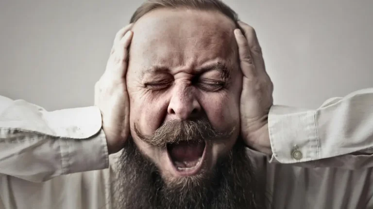 Άνδρας που κλείνει τα αυτιά του