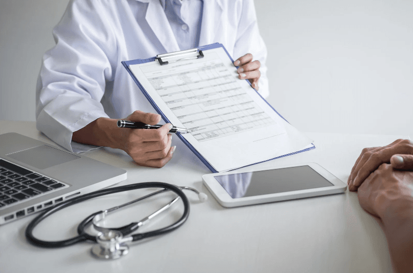 γιατρός δίνει τη διάγνωση σε ασθενή. Καρκίνος Παγκρέατος